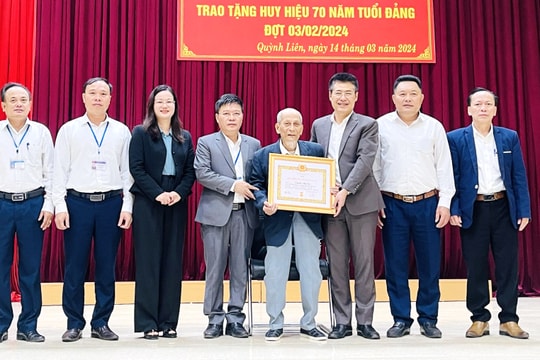 Trao Huy hiệu 70 năm tuổi Đảng cho đảng viên ở thị xã Hoàng Mai 