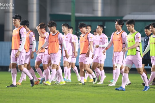 Công Phượng nỗ lực tập luyện cùng tuyển Việt Nam, chờ đấu Indonesia