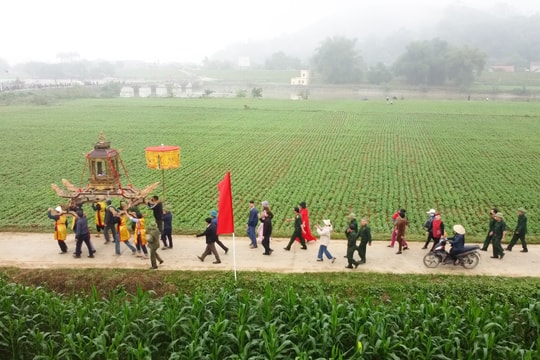 Độc đáo lễ rước hến của bà con vạn chài nơi hạ nguồn sông Lam