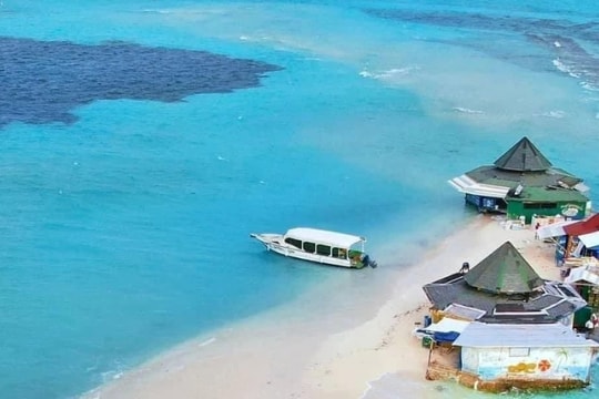 Khách kéo về Colombia xem biển 7 màu