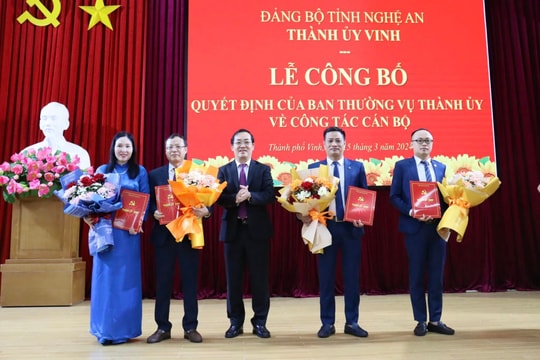 Thành ủy Vinh công bố các quyết định về công tác cán bộ