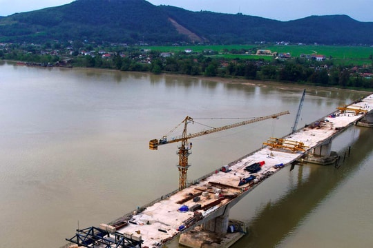 Cầu vượt sông dài nhất trên cao tốc Bắc - Nam đã được hợp long 