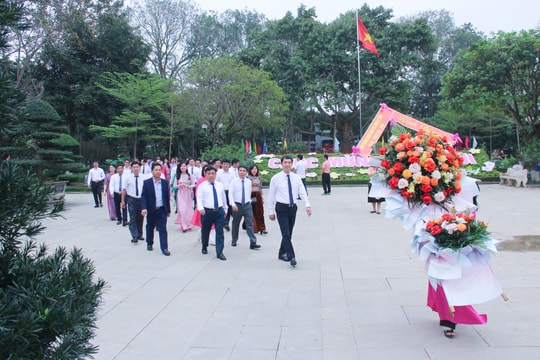 Đoàn đại biểu Văn phòng Đoàn đại biểu Quốc hội và HĐND 6 tỉnh Bắc Trung Bộ dâng hoa tưởng niệm Chủ tịch Hồ Chí Minh