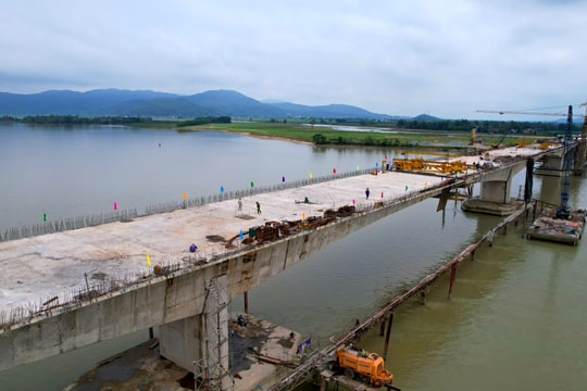 Hợp long cầu vượt sông dài nhất trên tuyến cao tốc Bắc - Nam 