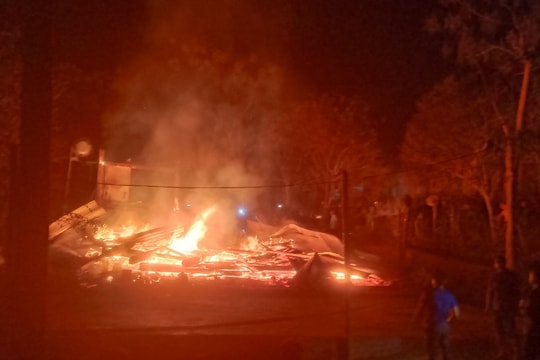 Căn nhà sàn của người dân xã biên giới bốc cháy lúc nửa đêm