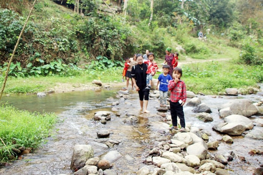 Cô giáo vượt suối đưa trẻ về nhà sau buổi học
