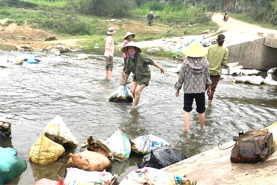 Xã Thạch Ngàn (Con Cuông) lắp camera giám sát phát hiện, ngăn ngừa xả rác xuống khe, suối