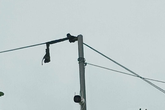 Xã miền núi Nghệ An lắp camera ngăn ngừa xả rác xuống khe, suối