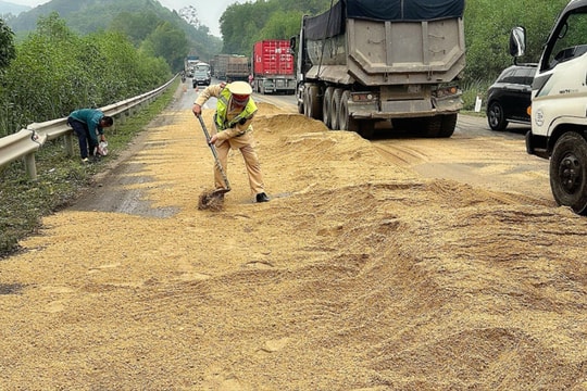 Cảnh sát giao thông kịp thời khắc phục sự cố dầu loang trên Quốc lộ 48