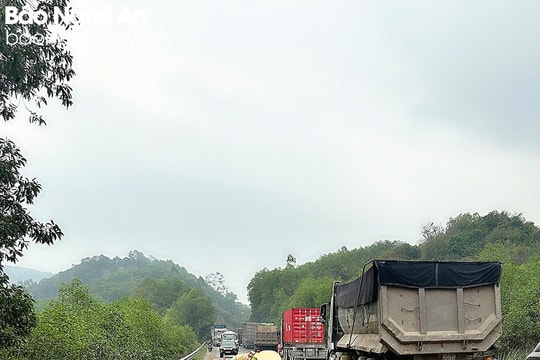 Cảnh sát giao thông nhanh chóng khắc phục sự cố dầu loang trên Quốc lộ 48