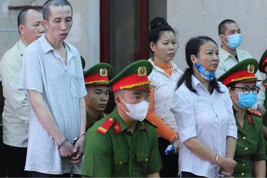 Mẹ nữ sinh giao gà bị ngất, tòa phải hoãn phiên phúc thẩm