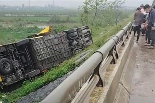 Xe khách mất lái lao xuống ruộng trên tuyến đường tránh Vinh