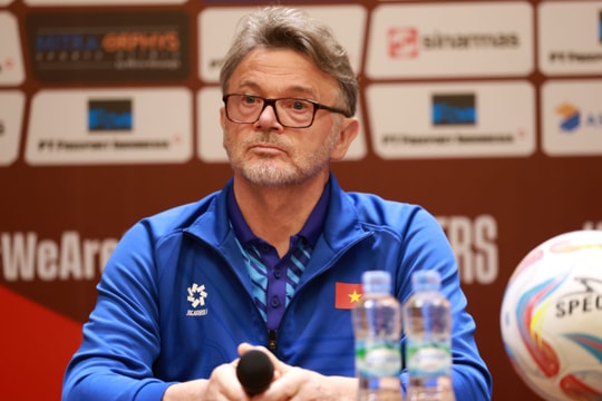 HLV Troussier: 'Nhiều người hâm mộ Việt Nam không tin tưởng tôi'