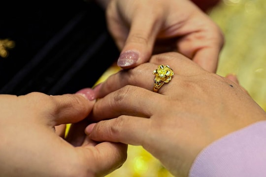 Giá vàng nhẫn tăng dữ dội, tiến sát đỉnh 71 triệu đồng