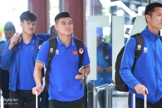 Tuyển Việt Nam lặng lẽ về nước sau trận thua Indonesia