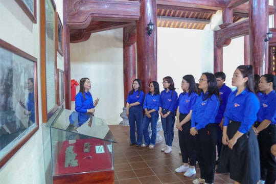 Hành trình về nguồn của tuổi trẻ Báo Nghệ An 