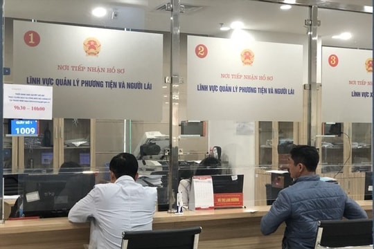 Nhờ người thân đi đổi giấy phép lái xe được không?