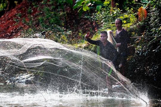 Độc đáo hội thi quăng chài ở miền Tây Nghệ An 