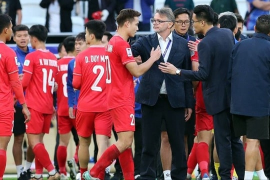 Huấn luyện viên Troussier vững ghế ít nhất tới tháng 6/2024; Vì sao đội tuyển Indonesia phải triệu tập khẩn 2 cầu thủ để đấu Việt Nam?