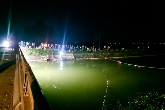 Xuyên đêm tìm kiếm cụ ông đuối nước trên sông Đào ở Yên Thành 