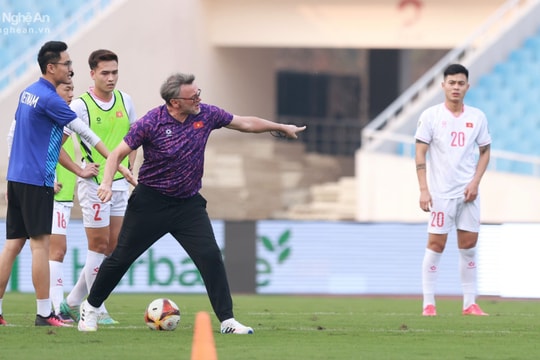 Huấn luyện viên Troussier nổi nóng với các học trò trước trận tái đấu Indonesia