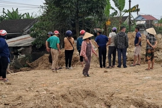 Máy múc húc đổ tường rào, 1 người tử vong