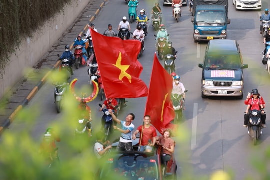 Cổ động viên Việt Nam diễu hành 'tiếp lửa' thầy trò huấn luyện viên Troussier