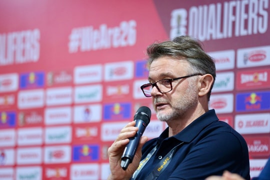 Huấn luyện viên Troussier: 'Đây chưa phải là lúc nói từ chức'