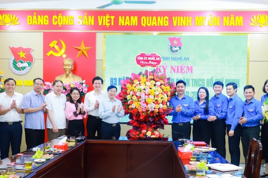 Phó Bí thư Thường trực Tỉnh ủy Nguyễn Văn Thông chúc mừng Tỉnh đoàn Nghệ An nhân kỷ niệm 93 năm ngày truyền thống 