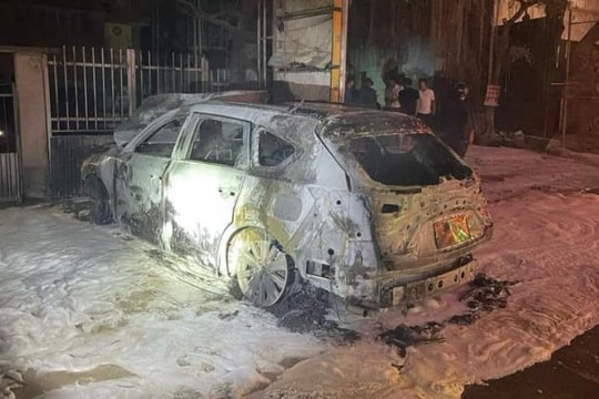 Xe ô tô bốc cháy trong đêm trên Quốc lộ 7