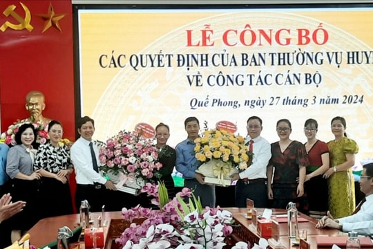 Quế Phong công bố các quyết định điều động, luân chuyển cán bộ