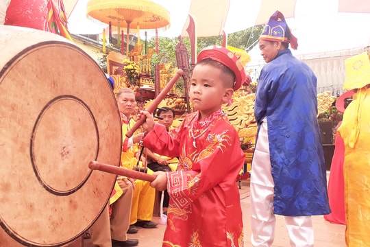 Bé trai 4 tuổi đánh trống tế điêu luyện khiến nhiều người trầm trồ