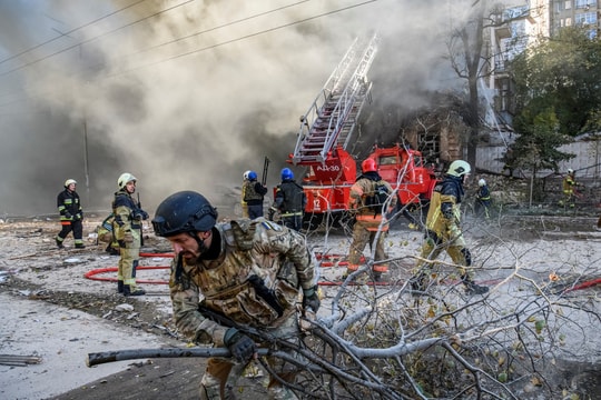 Báo Mỹ: Ukraine không có vũ khí để chống 'bom thần kỳ' của Nga 