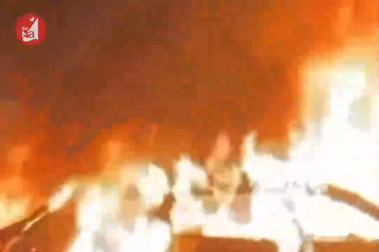 Xe ô tô bất ngờ bốc cháy khi đang đỗ bên đường