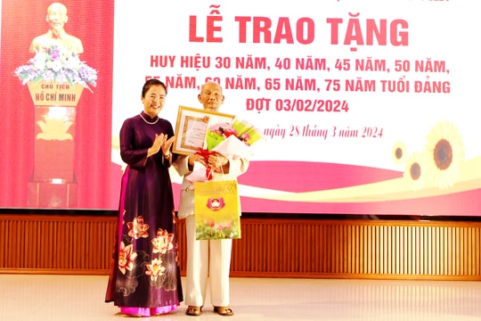 Chủ tịch Ủy ban MTTQ tỉnh trao tặng Huy hiệu 75 năm tuổi đảng tại Nghi Lộc