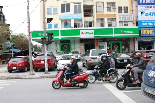 Sử dụng điện thoại khi đang điều khiển xe máy bị xử phạt như thế nào?