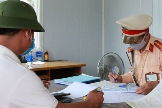 Tài xế sử dụng ma túy, không có giấy phép lái xe bị xử phạt 46 triệu đồng