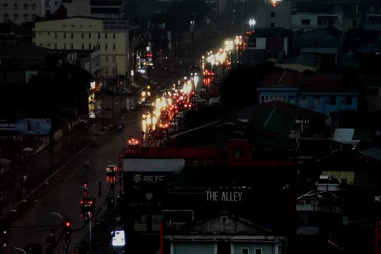 Bầu trời thành phố Vinh tối sầm sau cơn mưa buổi sáng