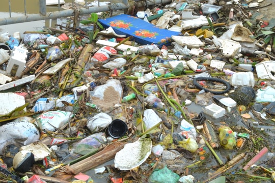 Rác thải 'bức tử' nhiều tuyến kênh ở huyện Quỳnh Lưu 