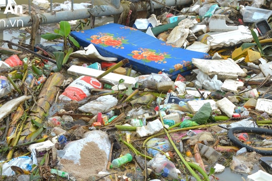 Rác thải tắc nghẽn, ô nhiễm nghiêm trọng tại nhiều kênh thủy lợi ở Quỳnh Lưu