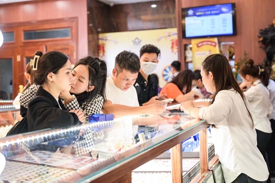 Giá vàng nhẫn lập kỷ lục mới, thị trường vàng Nghệ An rơi vào 'trạng thái chờ'
