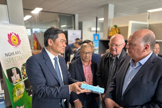 Đoàn công tác tỉnh Nghệ An thăm, làm việc tại Australia 