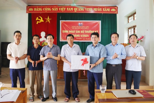 Chủ nhiệm Ủy ban Kiểm tra Tỉnh ủy dự sinh hoạt Đảng tại Chi bộ bản Hoa Tiến 1