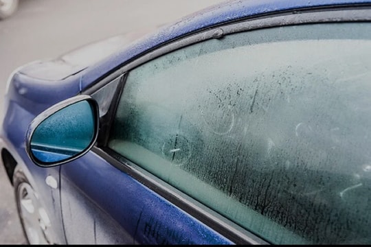 Cửa kính ô tô bị kẹt vào ngày nồm ẩm, phải làm sao?