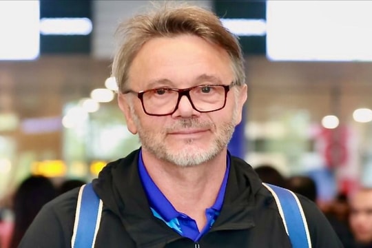 Huấn luyện viên Philippe Troussier lên đường trở về Pháp 