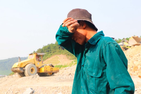 Những người ‘vượt nắng’ trên công trường