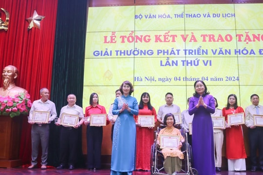 Người phụ nữ khuyết tật ở Nghệ An giành giải thưởng Phát triển văn hóa đọc lần thứ VI