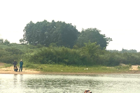 Một học sinh đuối nước thương tâm khi ra bờ sông chơi