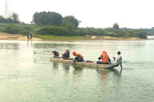 6 học sinh rủ nhau ra sông chơi, 1 em đuối nước thương tâm