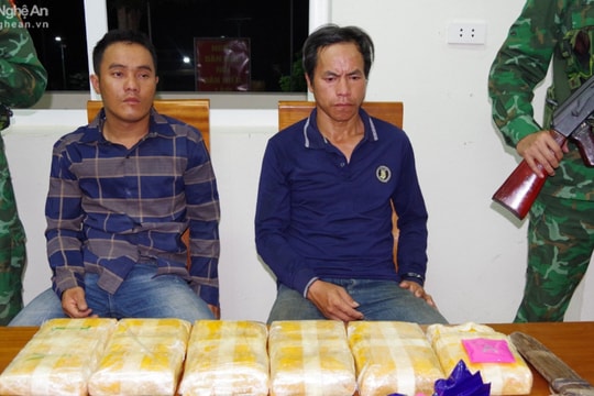 Bắt 2 đối tượng người nước ngoài 'cõng' ma tuý lấy 6.000 USD